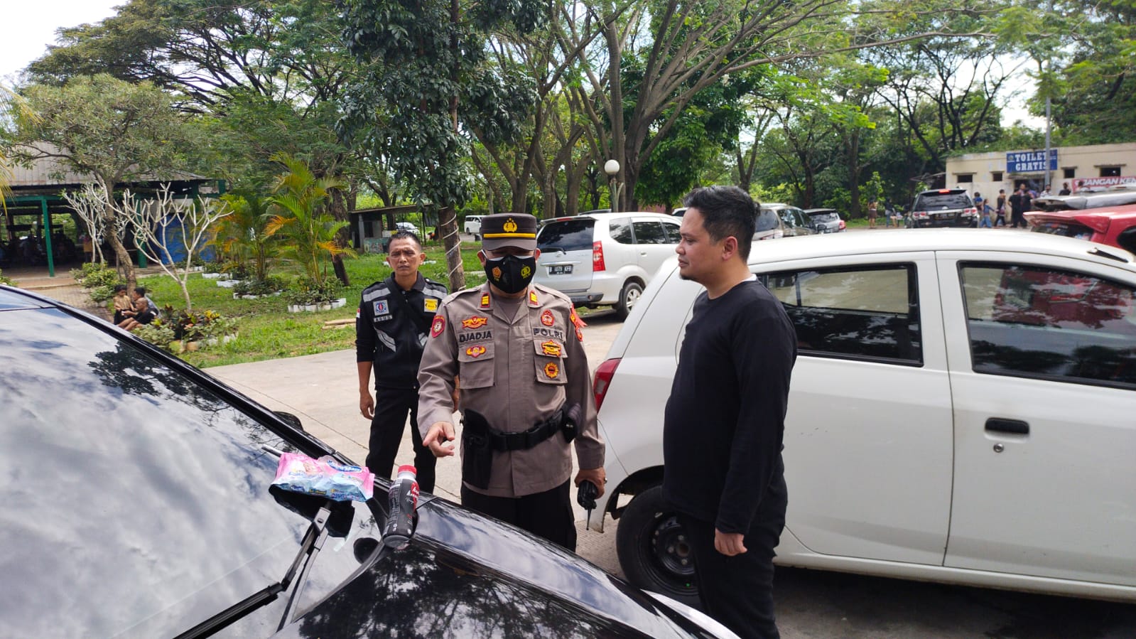 Pemudik Kelimpungan Ketinggalan Kunci di Dalam Mobil, Aksi Petugas Polres Purwakarta Ini Patut Diacungi Jempol