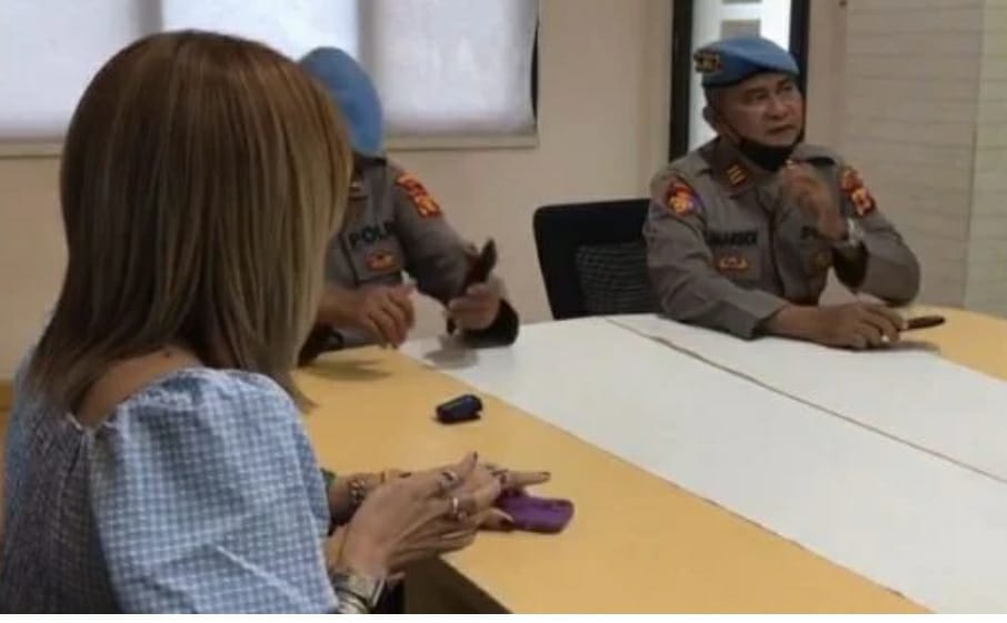 Janda Cantik Ini Hanya Bisa Nangis di Depan Propam, Ngaku Ditelantarkan Suami Seorang Polisi, Ternyata Nikahny