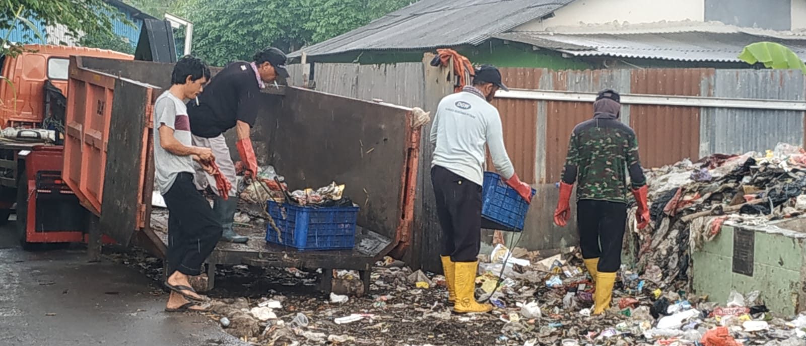 Tumpukan Sampah di Jarakosta, Saking Banyaknya Sudah Tiga Hari Diangkut Belum Selesai