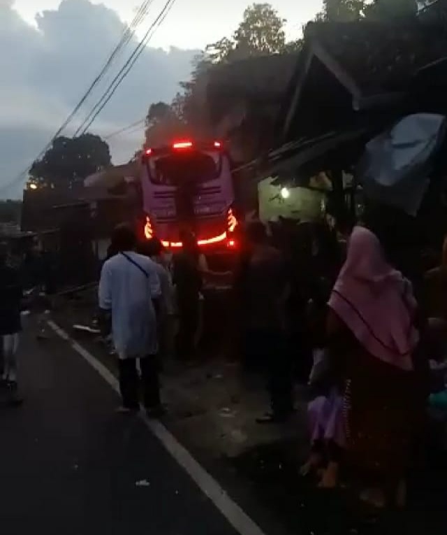 BREAKING NEWS: Bus Peziarah Tabrak Sejumlah Kendaraan dan Rumah, Jumlah Korban Masih Simpang Siur