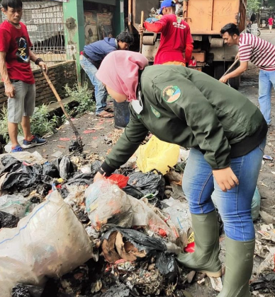 La Tanza Angkut 7 Ton Sampah Liar di Sukaseuri