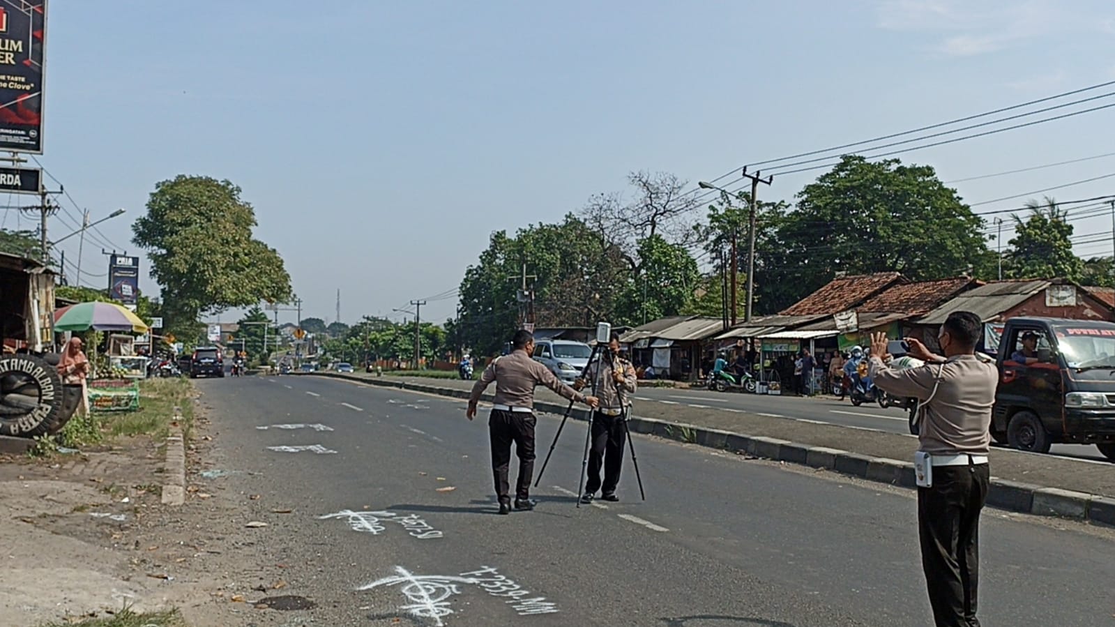 Polres Karawang Olah TKP Tabrakan Maut Tamelang, Terungkap Elf Oleng Tabrak Median Jalan