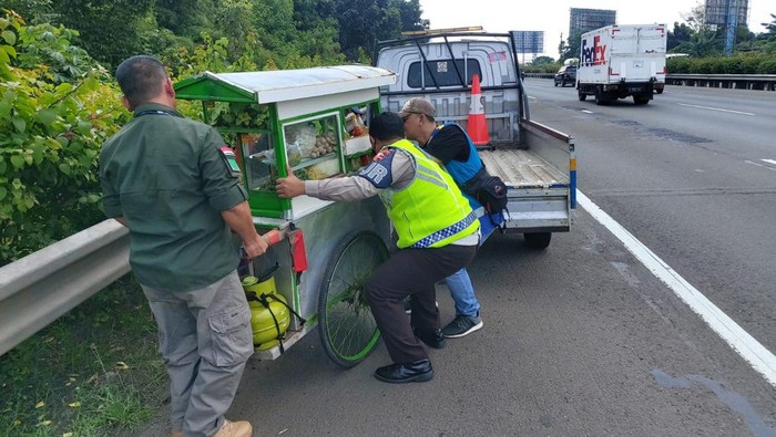 Kang Dudung Bawa Gerobak Bakso Masuk Jalan Tol, Aya-ya Wae