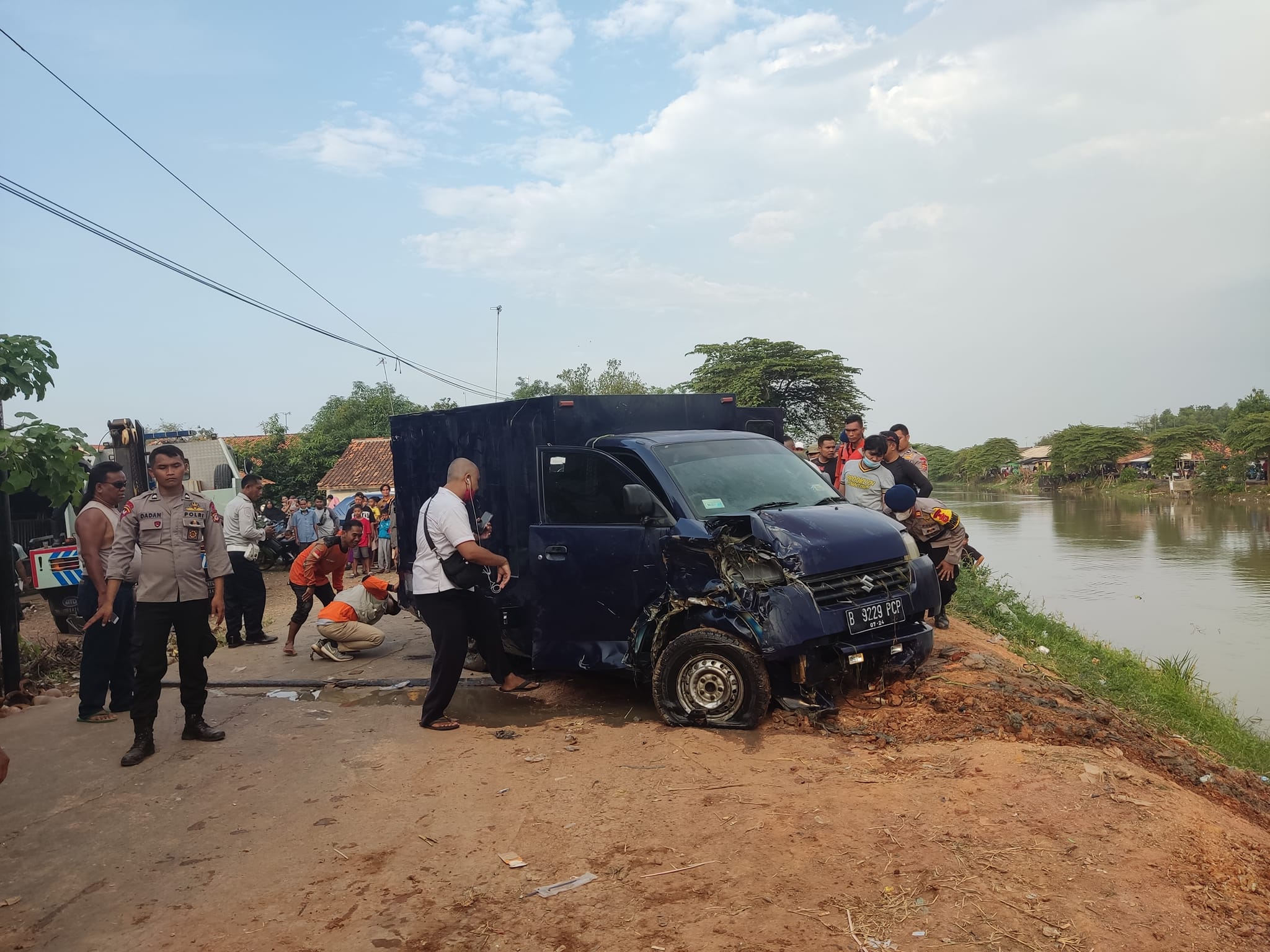 Berburu Enam Koper Duit yang Dibawa Mobil Nyemplung ke Irigasi, Jumlahnya Masih Dihitung