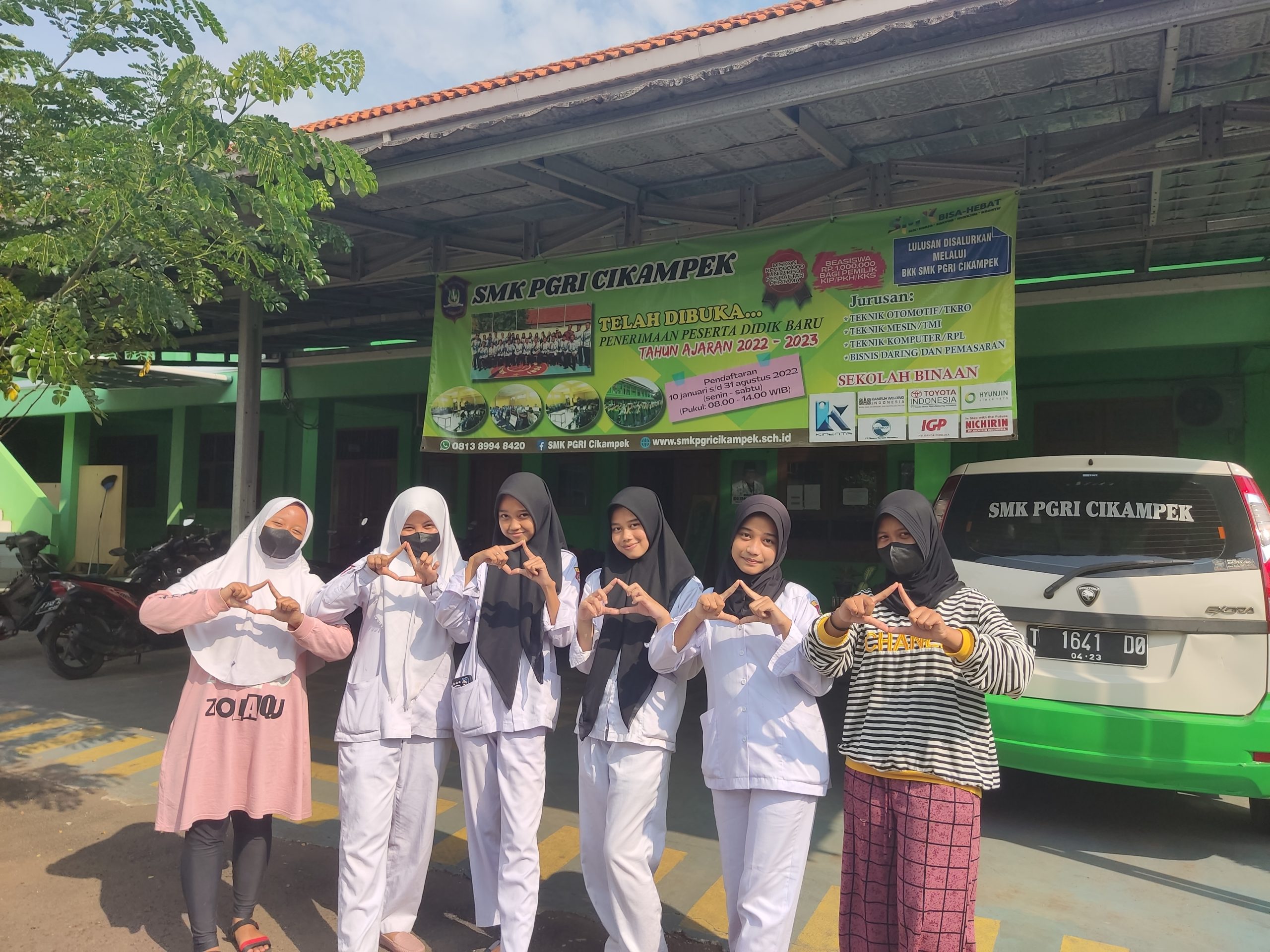 OSIS Latih Kepemimpinan dan Kreativitas Siswa SMK PGRI Cikampek