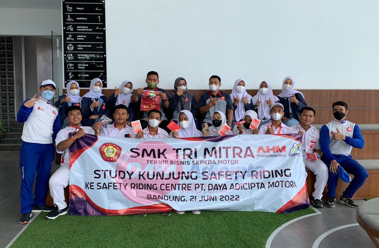 Siswa SMK Tri Mitra Asah Kemampuan Berkendara