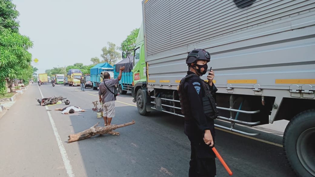 Brakk, Korban Kecelakaan Terkapar di Jalan Raya Bungursari, Brimob Kompi 3 Berhamburan Menolong, Begini Suasan