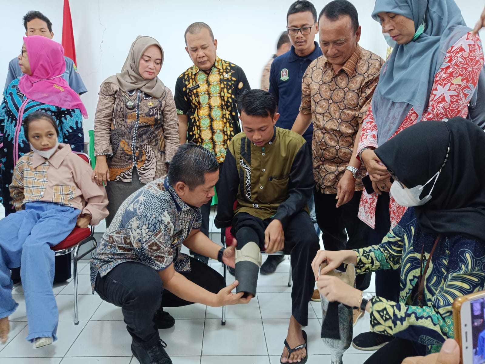 Dorong Disabilitas Bisa Bekerja, Wabup Karawang Salurkan Bantuan Kaki Palsu