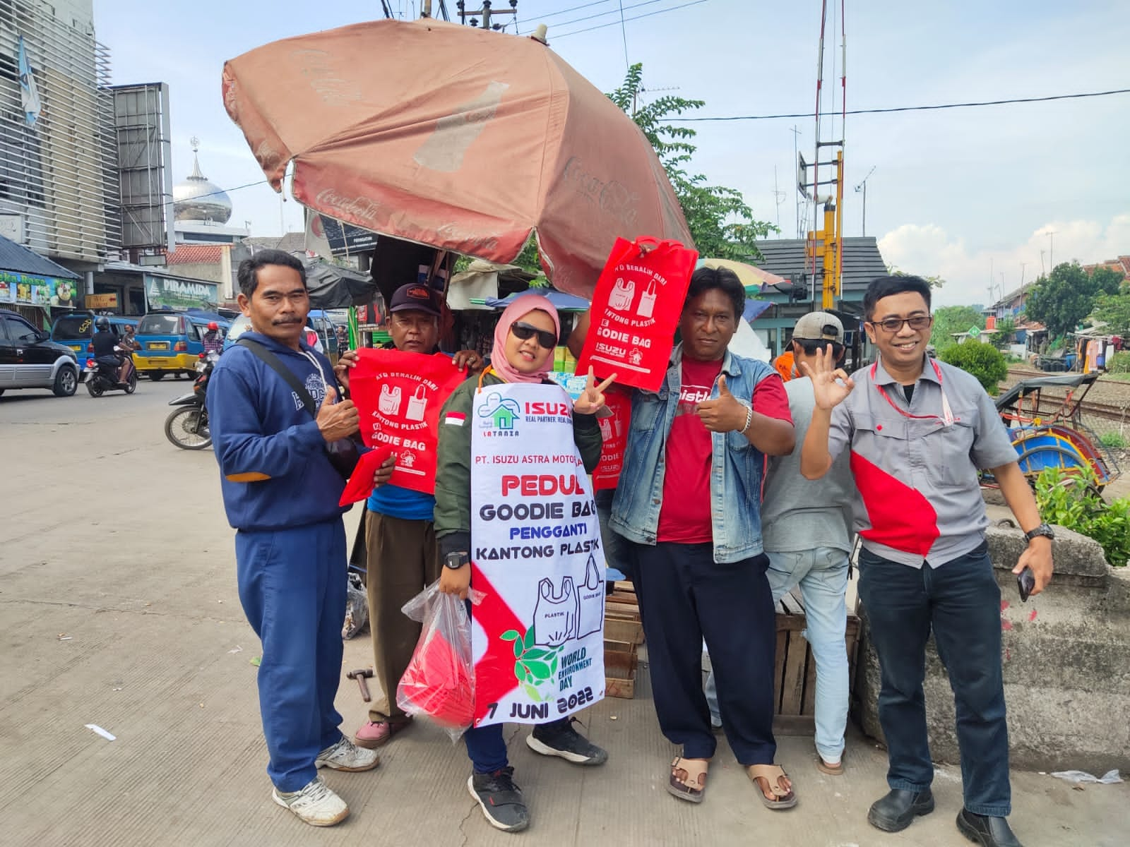 Isuzu dan La Tanza Bagikan Goodie Bag di Pasar Cikampek