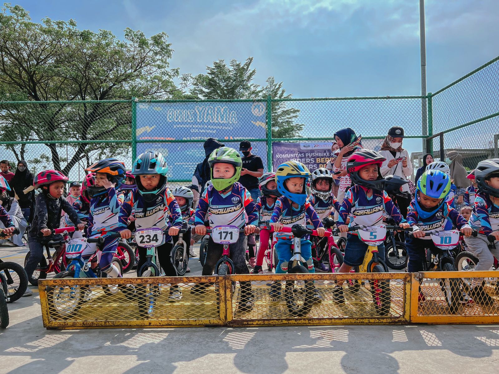 Melihat Serunya Anak-anak Jadi Pembalap Push Bike di Karawang