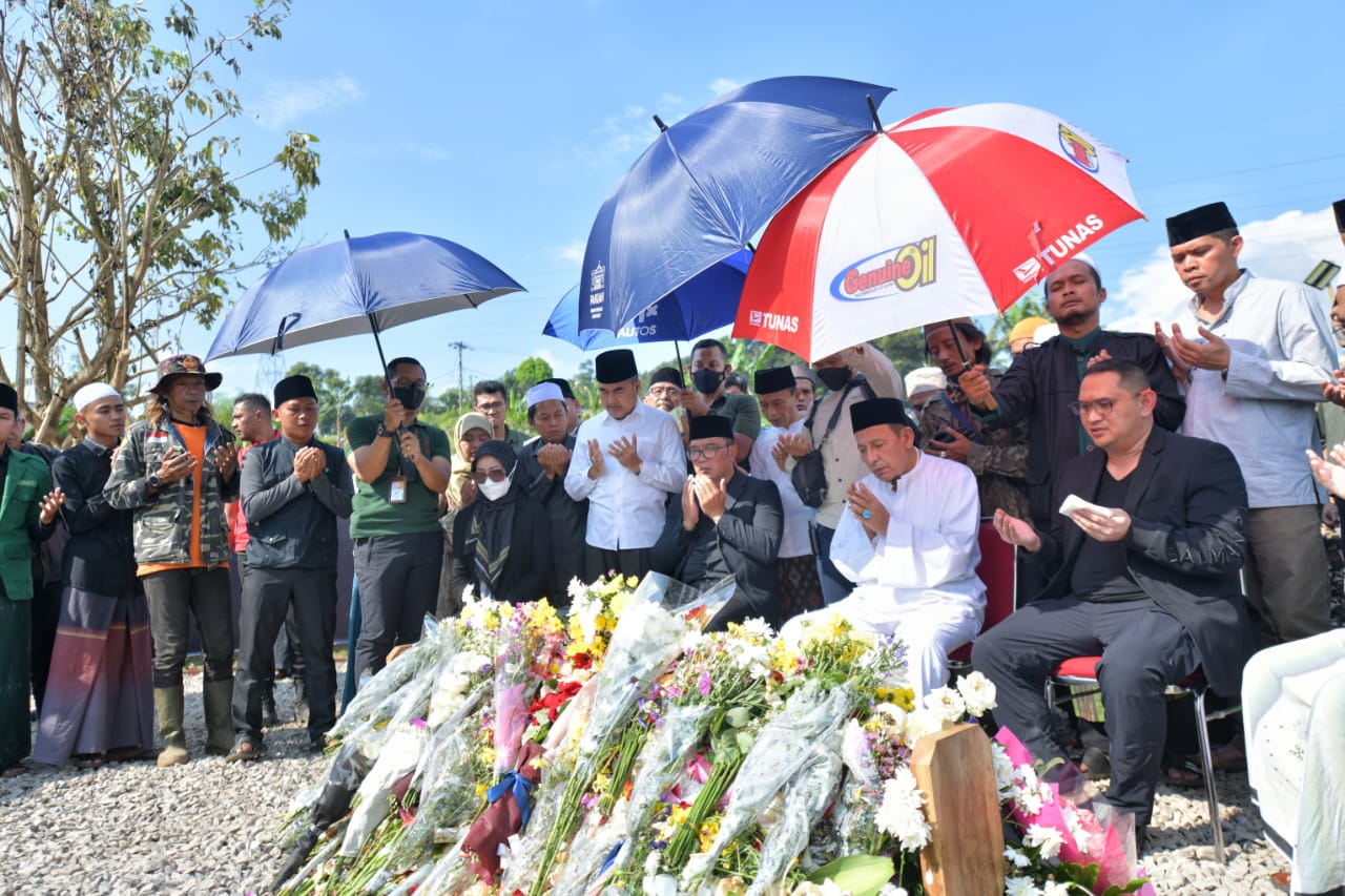 Habib Luthfi Berziarah ke Makam Eril di Cimaung