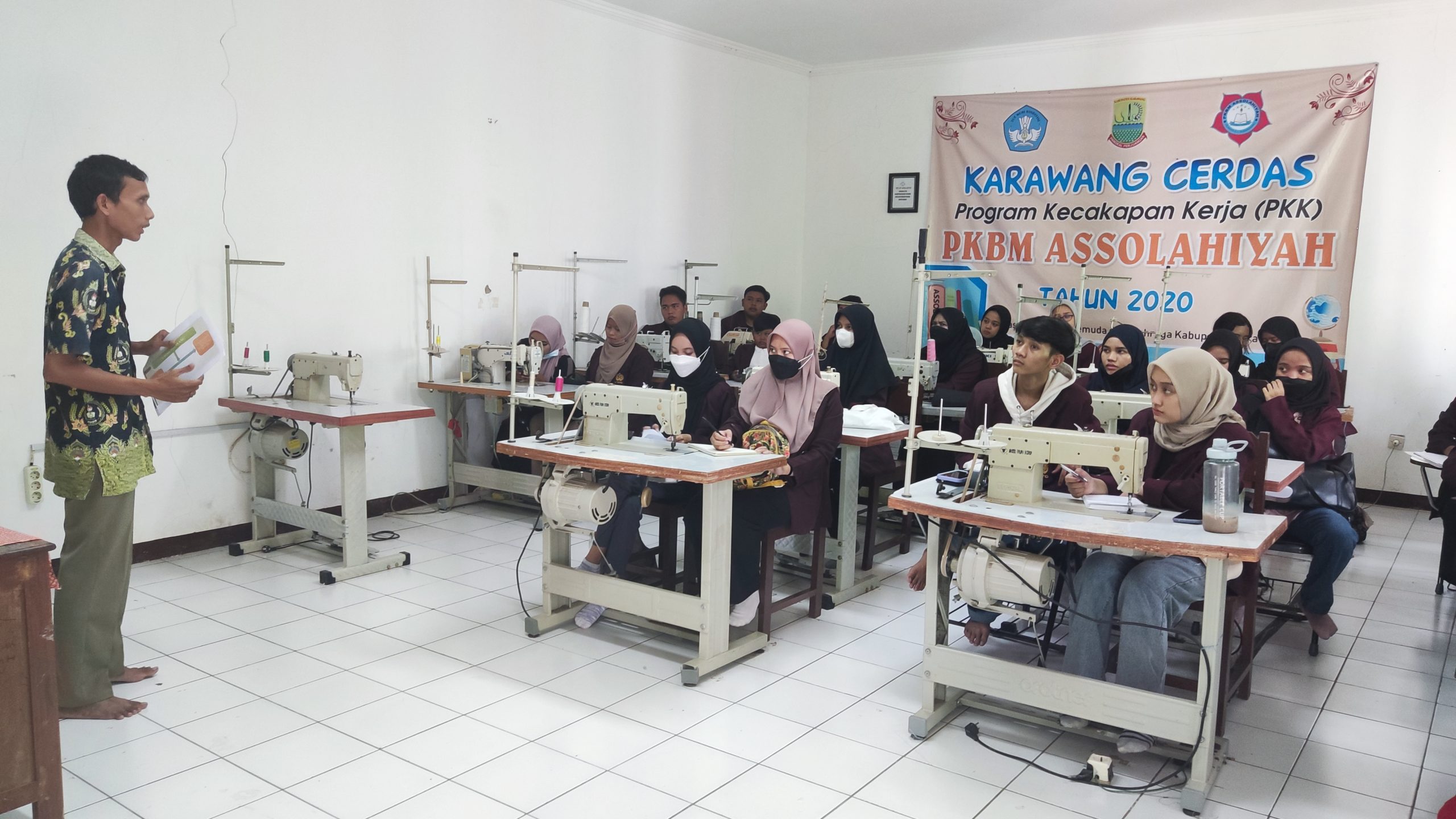 Ratusan Mahasiswa Unsika, Kunjungi PKBM Assolahiyah