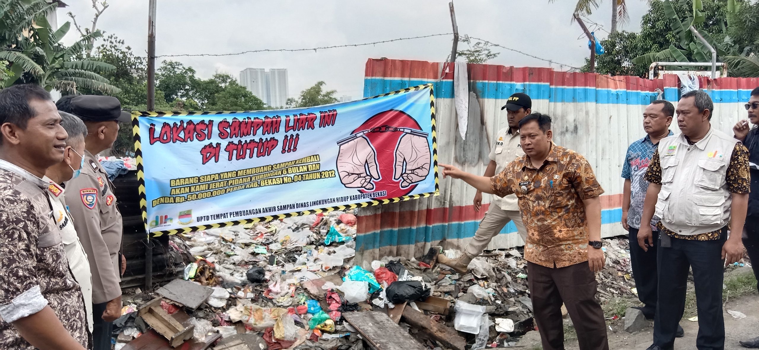 Camat Ciksel Tutup Dua TPA Ilegal di Desa Pasir Sari