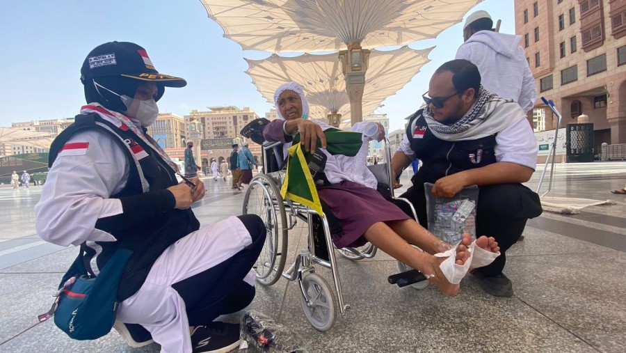 Suhu Arab Saudi Sangat Panas, Injak Halaman Masjid Nabawi Kaki Jamaah Indonesia Melepuh