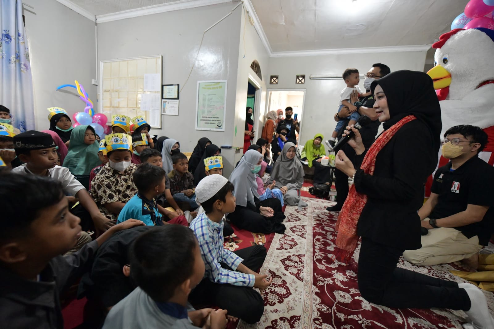 Ridwan Kamil dan Keluarga Berbagi dengan Anak Yatim Piatu