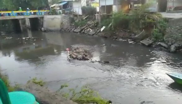 Alamak ! Limbah Kembali Cemari Kali Sadang, Padahal Pekan Lalu Pj Bupati Segel PT KSA