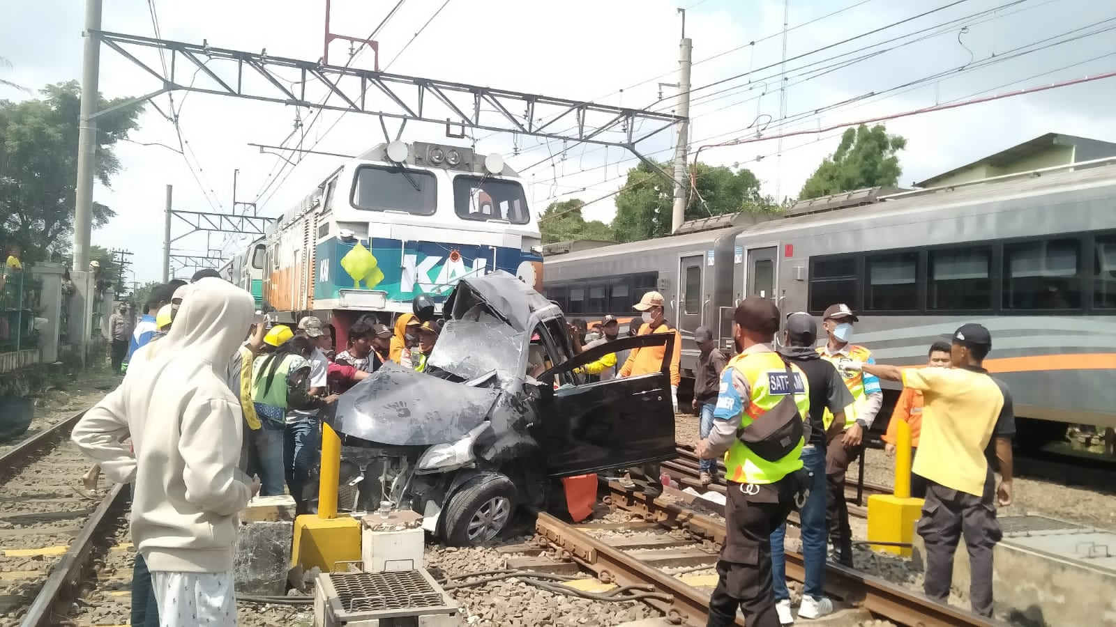 Astagfirulloh, di Tambun Suami Tersambar Kereta, Anak-Istri Selamat Kabur Duluan