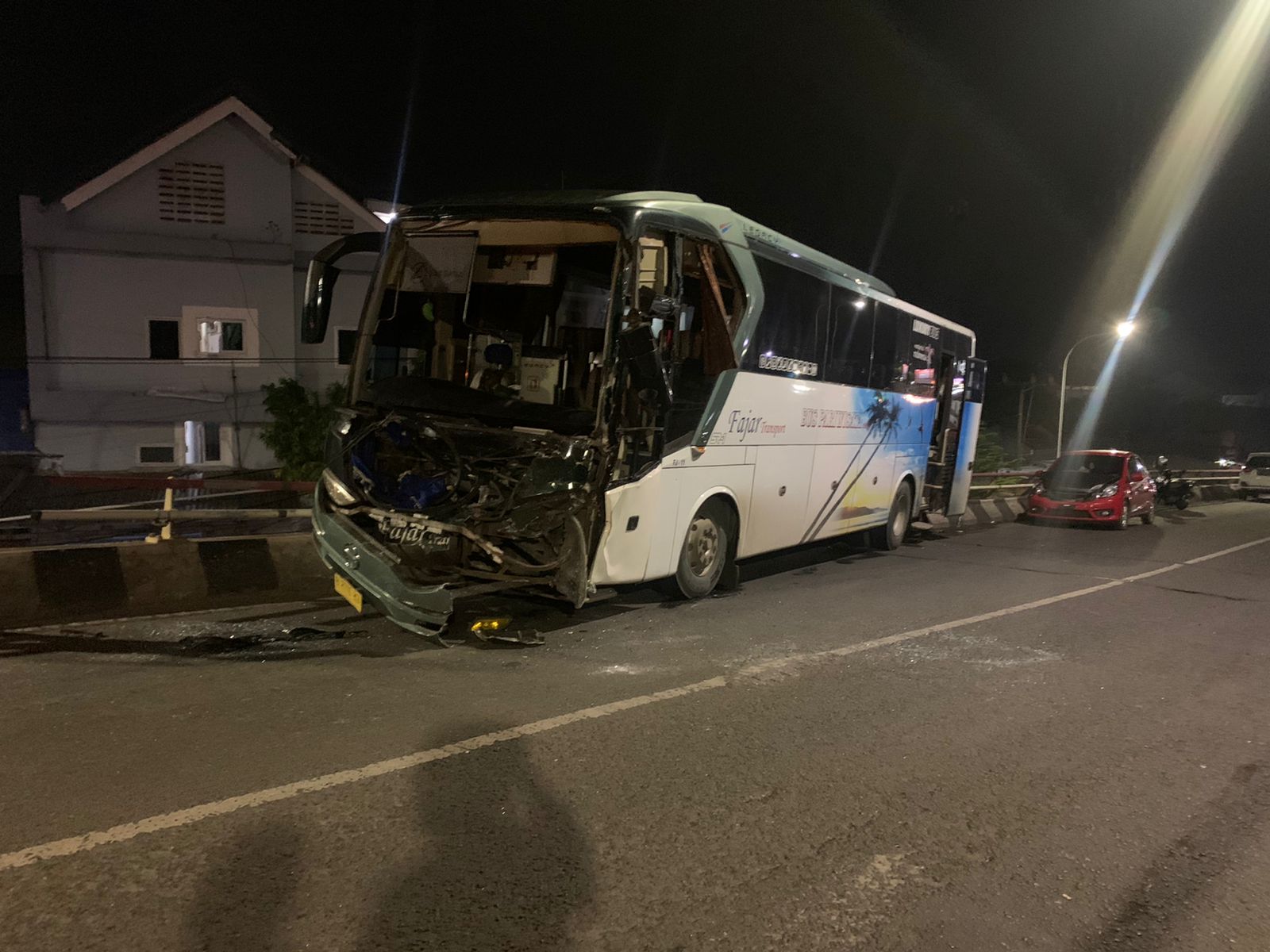 Kecelakaan Beruntun, Bus Karyawan Ini Nyaris Terjun dari Jembatan Flyover Karawang