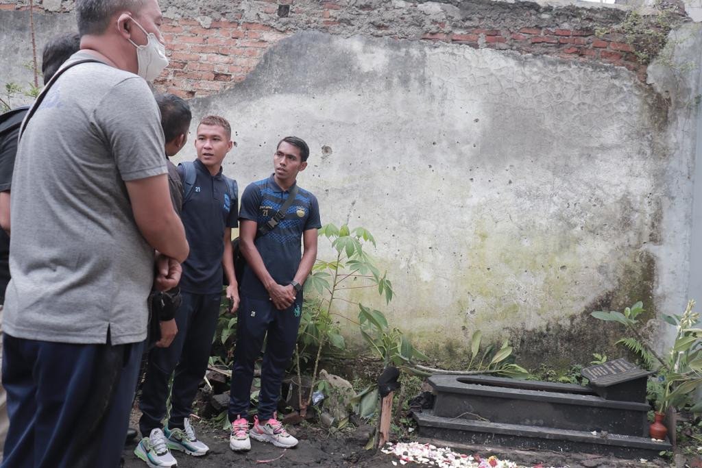 Erwin Ramdani dan Frets Butuan Takziah ke Makam Bobotoh yang Meninggal