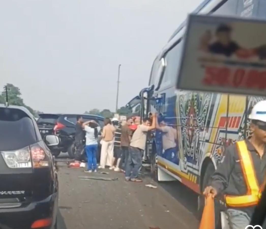 Tabrakan Beruntun di Tol Japek, Bus Tabrak 4 Minibus, Sejumlah Penumpang Luka-luka