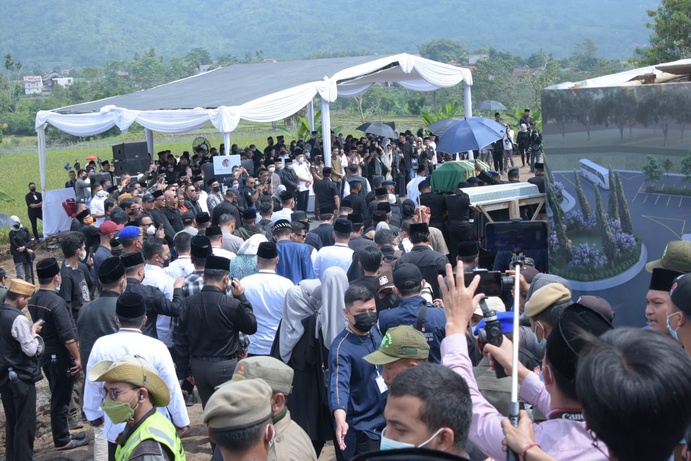 Warga Berbondong-bondong Ziarah ke Makam Eril di Cimaung, Hikmah yang Bisa Diambil Tetaplah Jadi Orang Baik,  