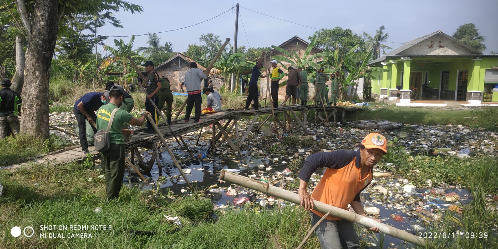 Tak Tertangani, Akhirnya Tumpukan Sampah di Srengseng Hilir Bekasi Dihanyutkan ke Hilir