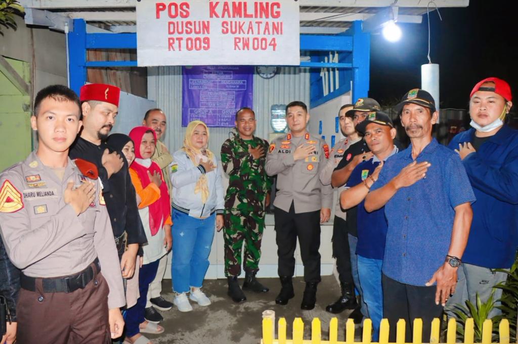 Kapolres Karawang Turun Langsung di Gerakan Ngawangkong Pos Kamling PRESISI