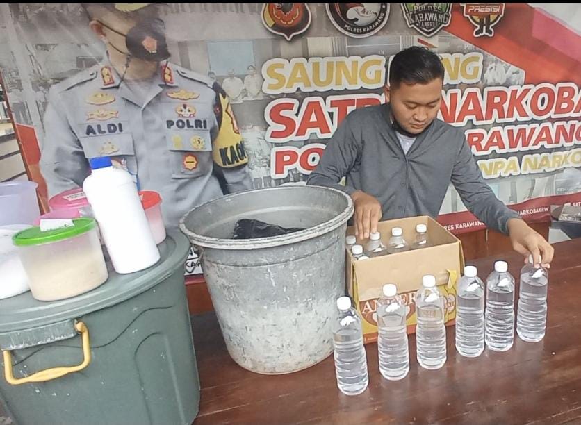 Miras Oplosan yang Tewaskan 9 Warga Karawang, Jenis Zimbel Diracik Pakai Pewarna Pakaian, Alohol Â hingga Gula