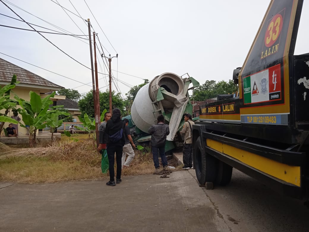 Truk Molen Karya Beton Terperosok di Kampung Sukaindah Bekasi karena Menghindari Pemotor, Begini Jadinya...