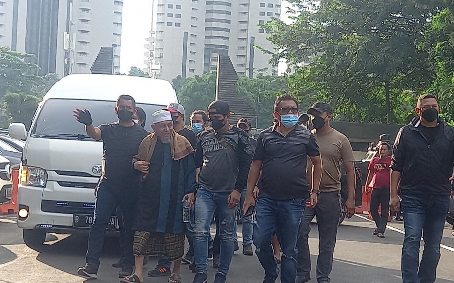 Pemimpin Tertinggi Khilafatul Muslimin Abdul Qadir Hasan Baraja Tiba di Polda Metro, Begini Penjagaannya....