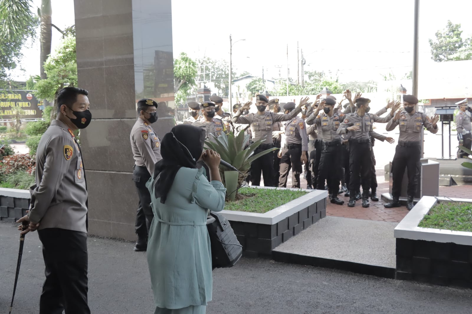 Kapolres Karawang Undang Nyanyi Pengamen Wanita yang Viral  di Medsos ke Mapolres, Begini Suasananya,..