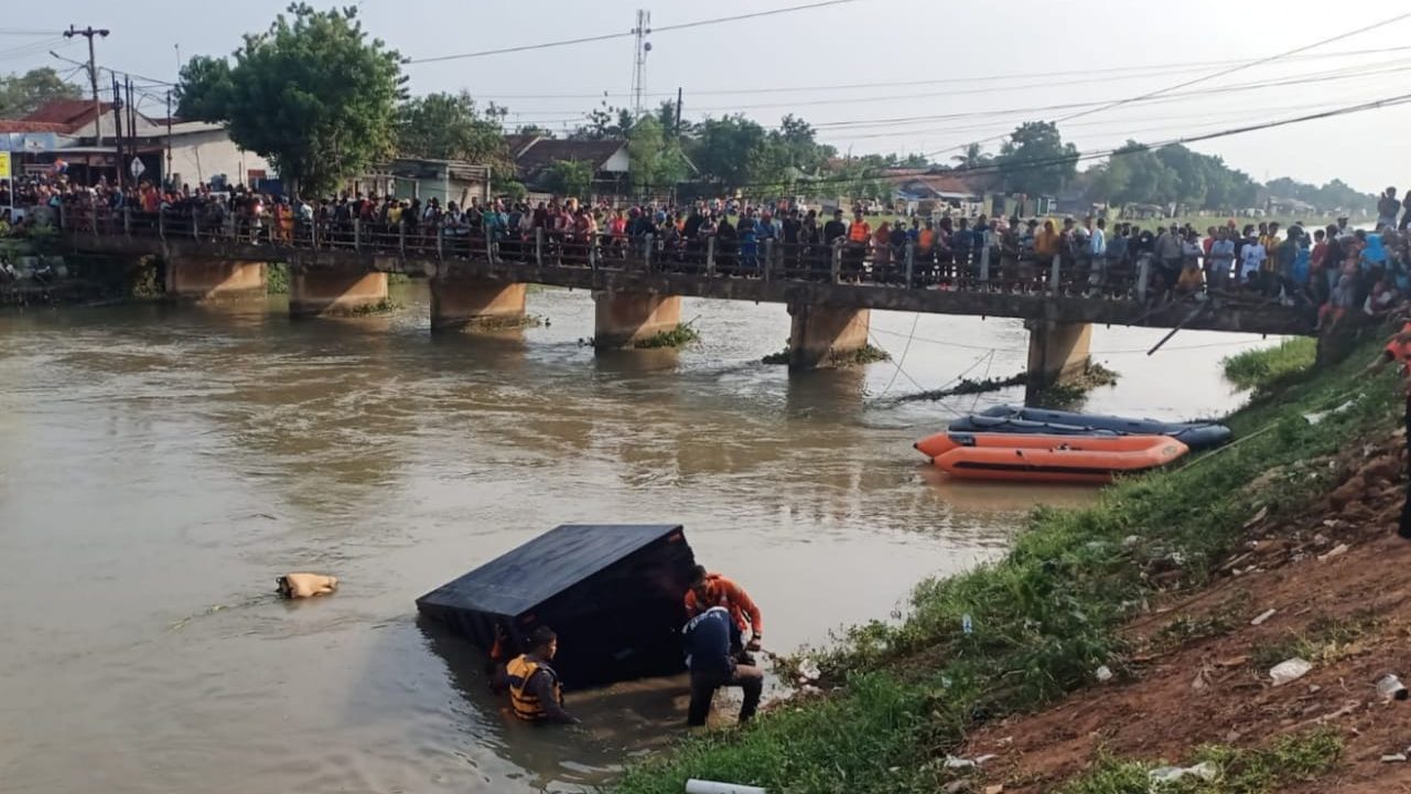 Mobil Pengangkut Uang untuk Pengisian ATM Terjun ke Irigasi di Kotabaru, Dua Orang Luka-luka