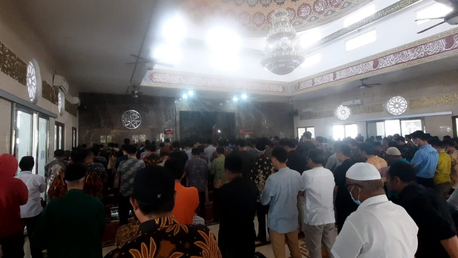 Jamaah di Masjid Al Amal Pemda Karawang Gelar Salat GaibÂ untuk Almarhum Emmeril Kahn Mumtadz