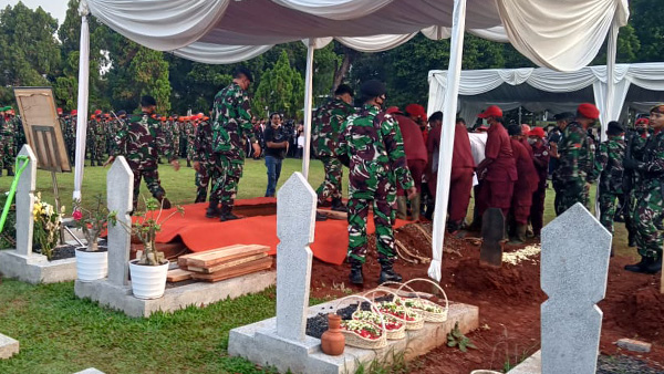 Jenazah Menpan-RB Tjahjo Kumolo Dikebumikan Secara Militer di TMP Kalibata