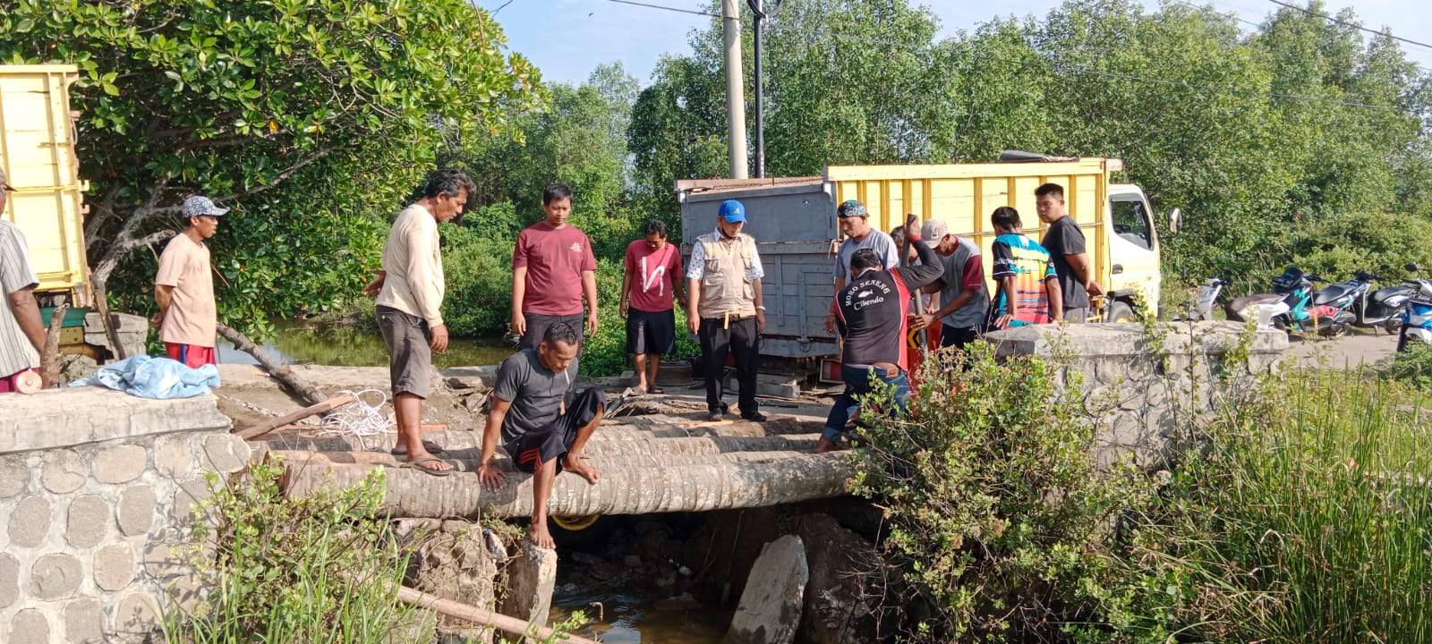 Jembatan Desa Ciparagejaya Ambles, Plt Camat Tempuran Bangun Jembatan Sementara