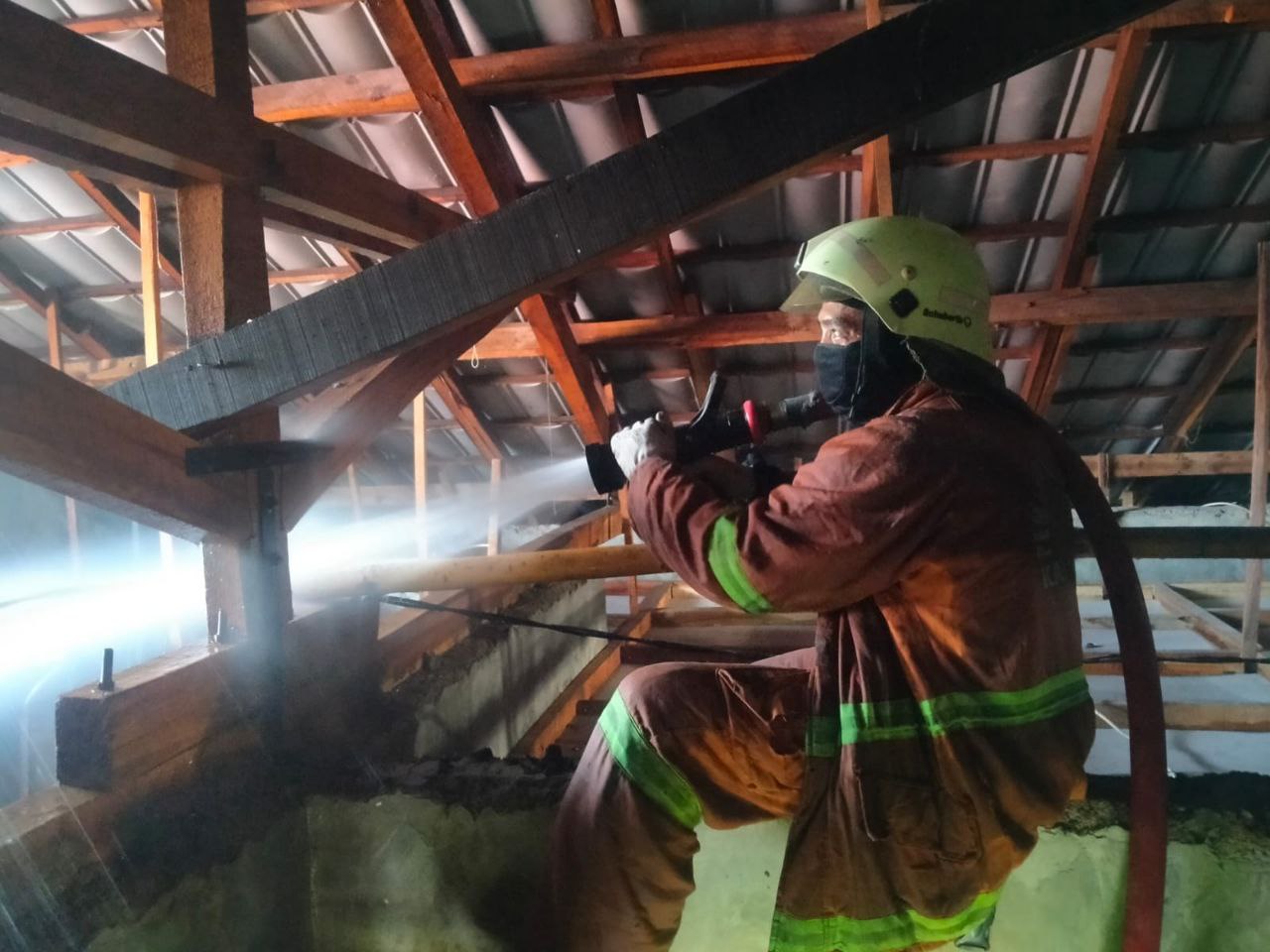 Gedung SMPN 8 Karawang Dilalap Si Jago Merah