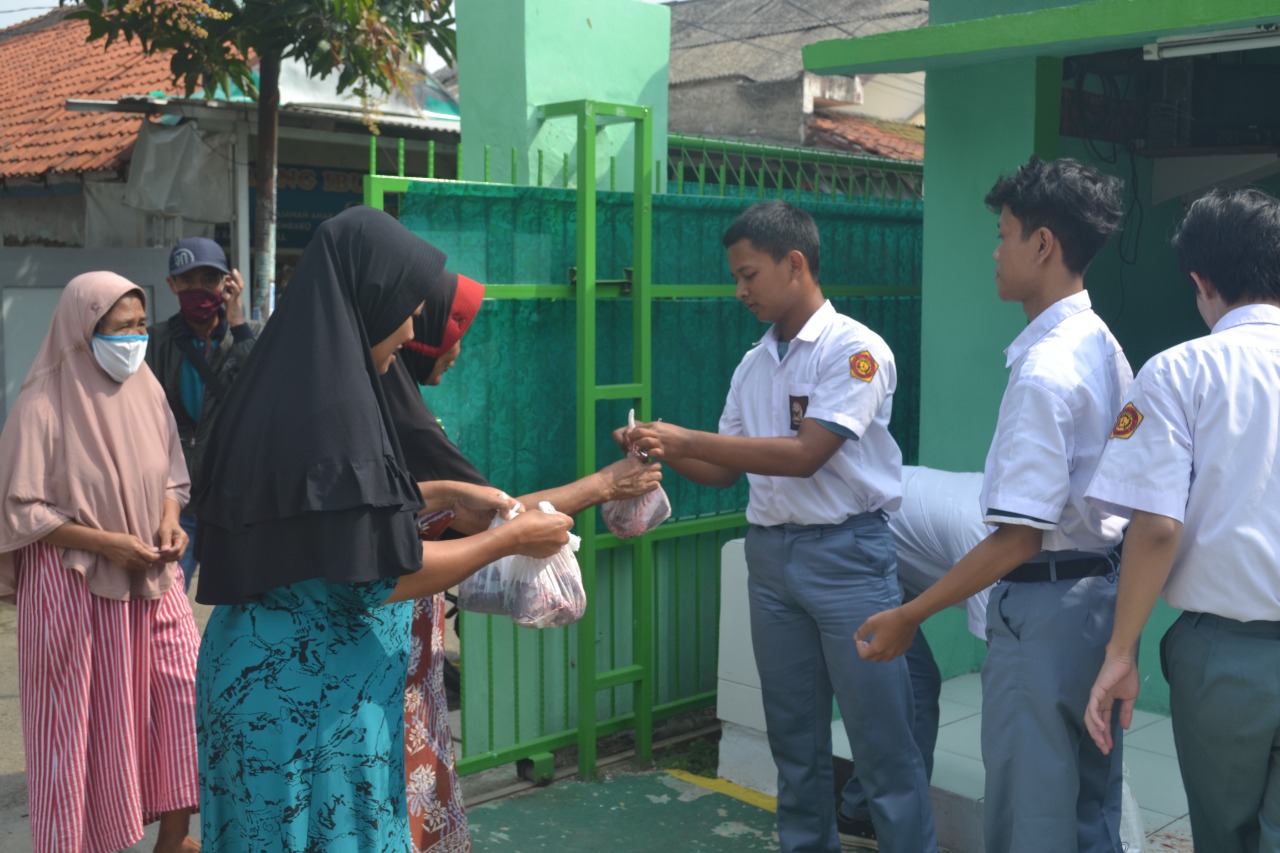 Tumbuhkan Jiwa Sosial, SMK SGJ Karawang Ajarkan Siswa dengan Kegiatan Kurban