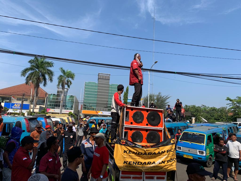 Pulang Nyopir Cuma Bawa Pulang Rp 30 Ribu, Sopir Angkot Demo Minta Pemda Tegas Larang Odong-Odong