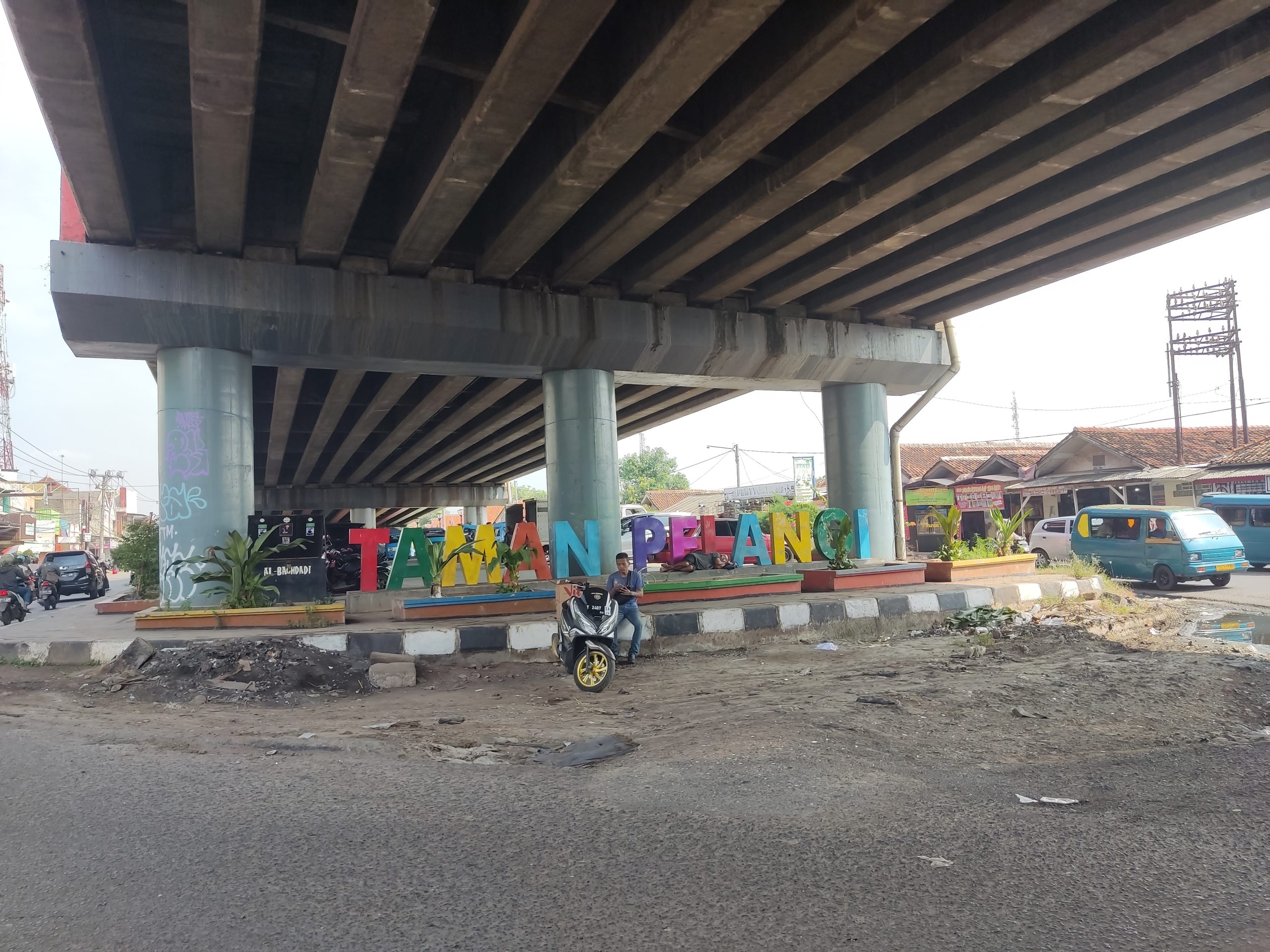 Kolong Fly Over Cikampek Masih Semrawut