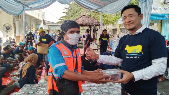 PLN UP3 Cikarang Berbagi Daging Kurban