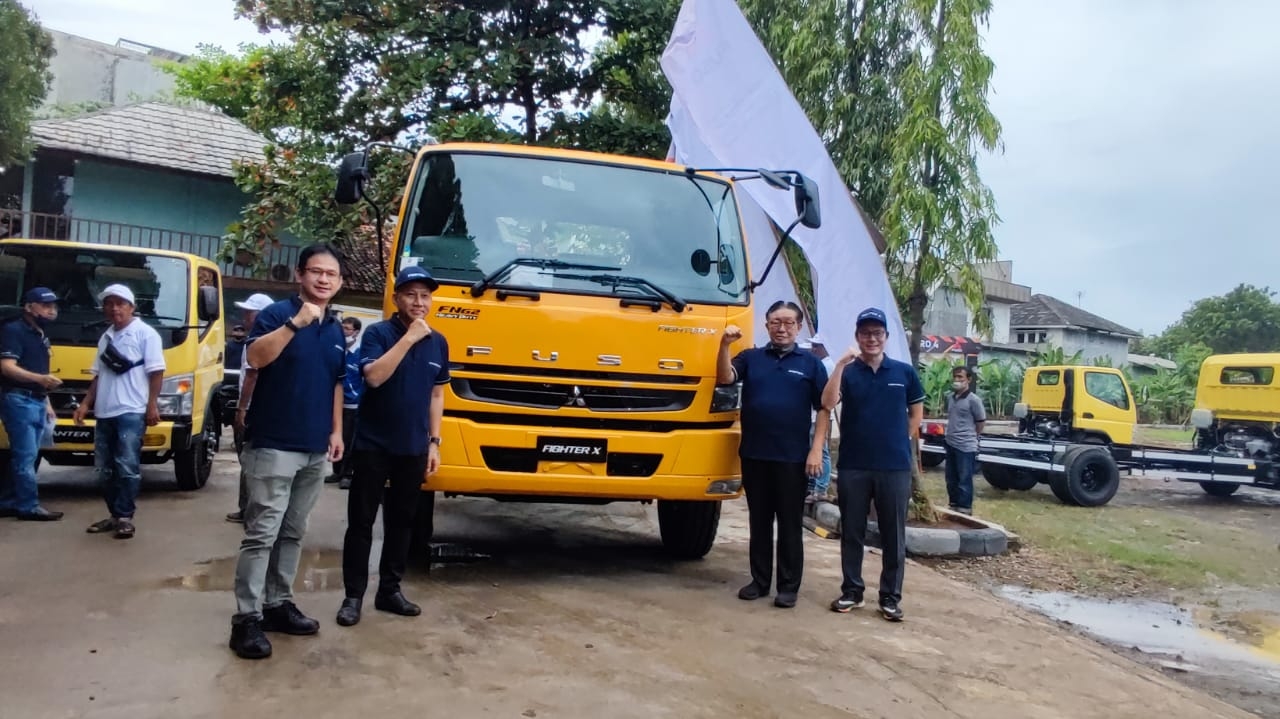 Mitsubishi Fuso Canter dan Figther X, Mengaspal di Karawang