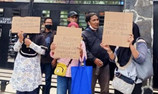 Puluhan Emak-emak Geruduk SMAN 4 Kota Bekasi