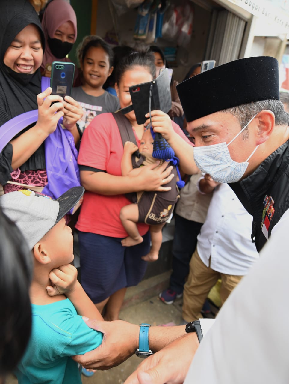 Gubernur Ridwan Kamil Salurkan Bantuan kepada Warga Bogor Terdampak Longsor