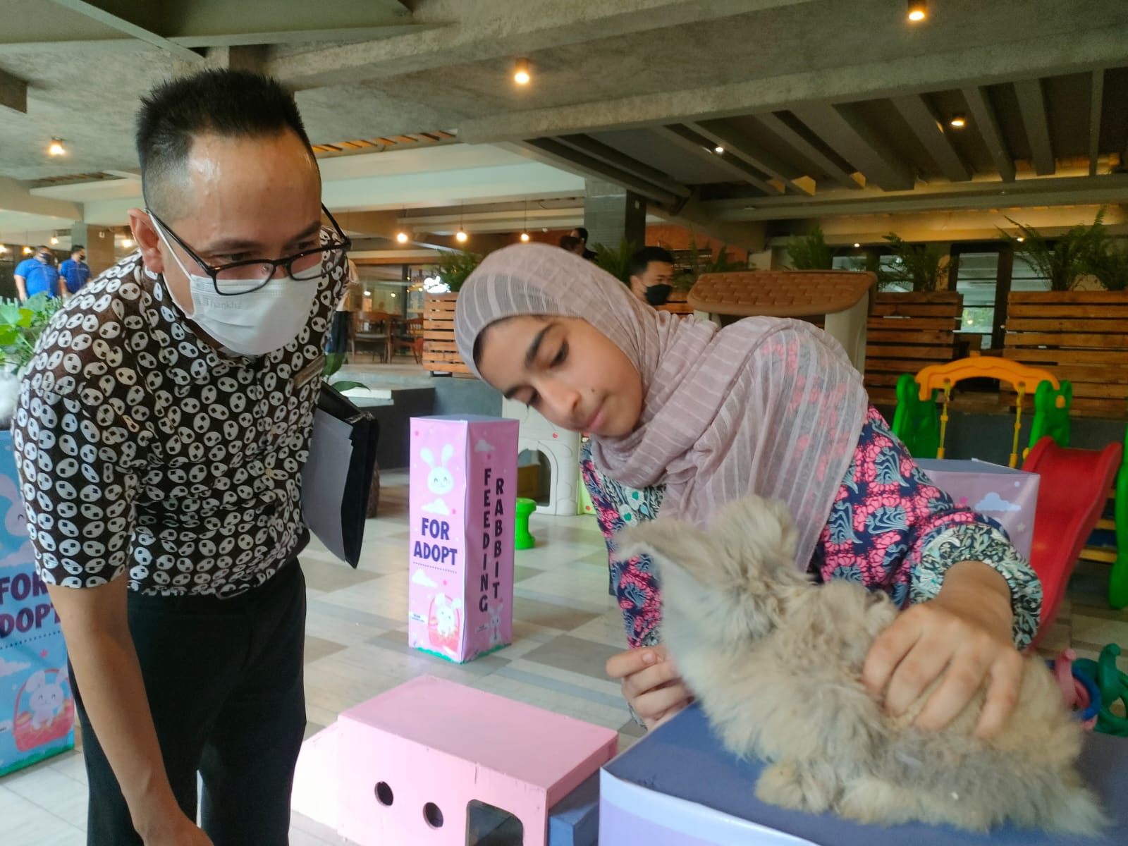 Nginap di Oakwood Residence, Bisa Kasih Makan Kelinci yang Imut