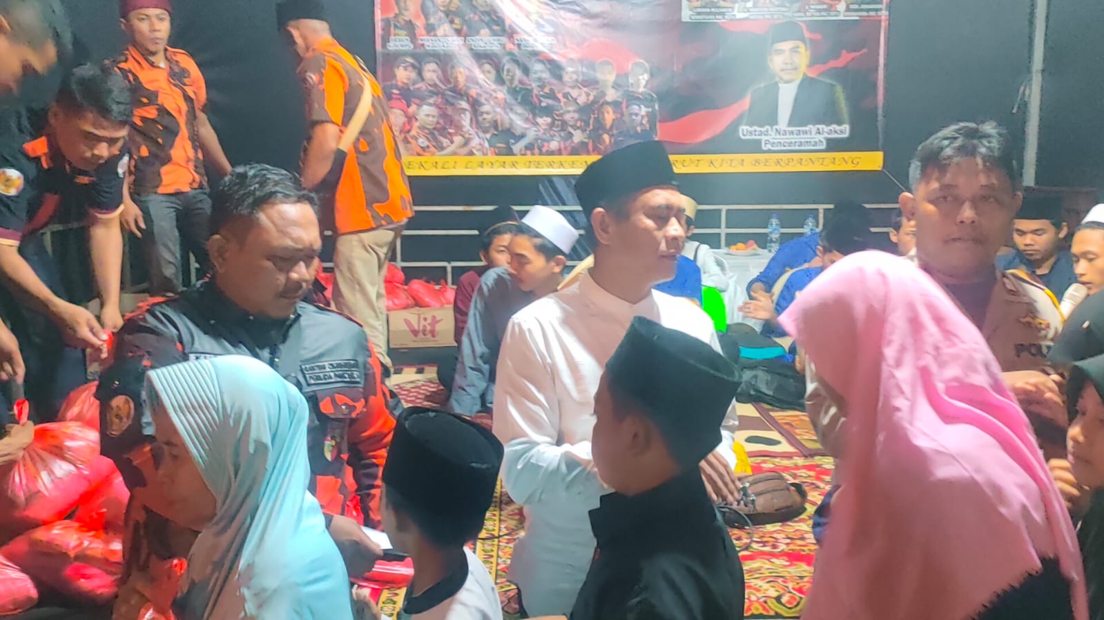 Pawai Obor dan Santunan Anak Yatim Warnai Peringatan Tahun Baru Islam di Desa Cikarageman