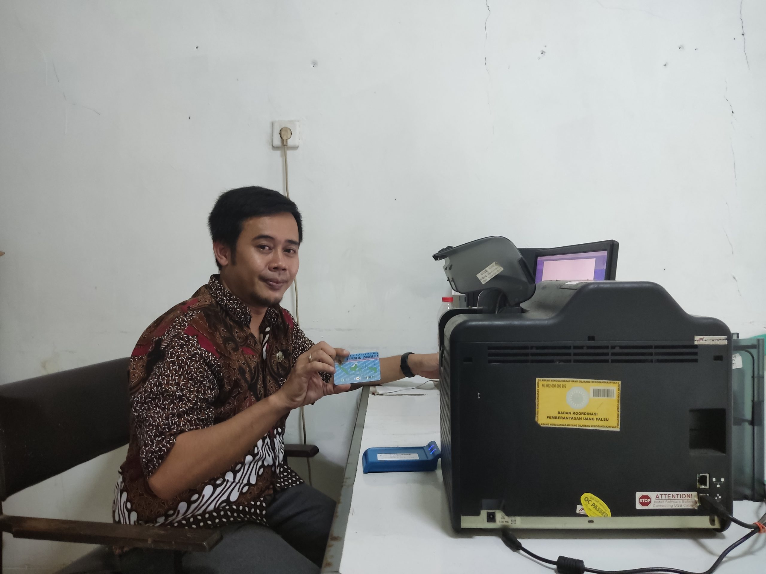 Melihat Mesin Cetak e-KTP Kecamatan Cikampek