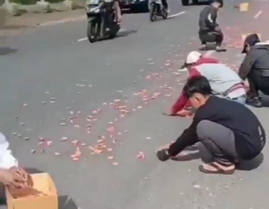 Puluhan Dus Dodol Berhamburan di Jalan Raya Nagreg