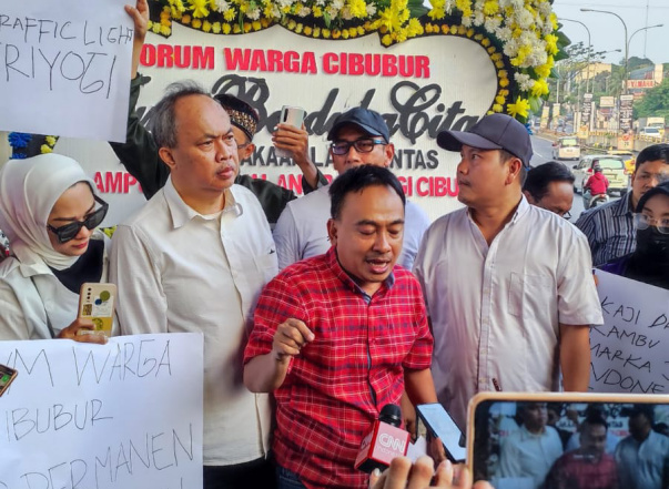 Warga Tabur Bunga dan Buat Pernyataan di Lokasi Kecelakaan Maut Cibubur