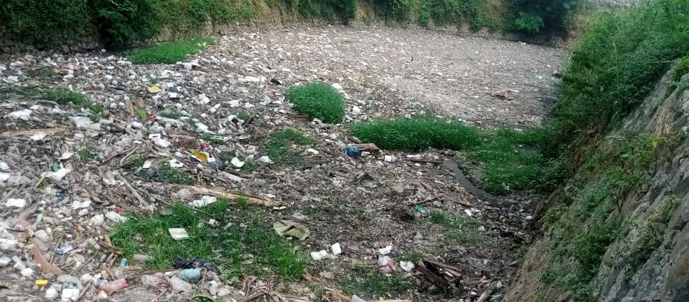 Tumpukan Sampah dari Kota Bekasi Kembali Penuhi Kali Jambe