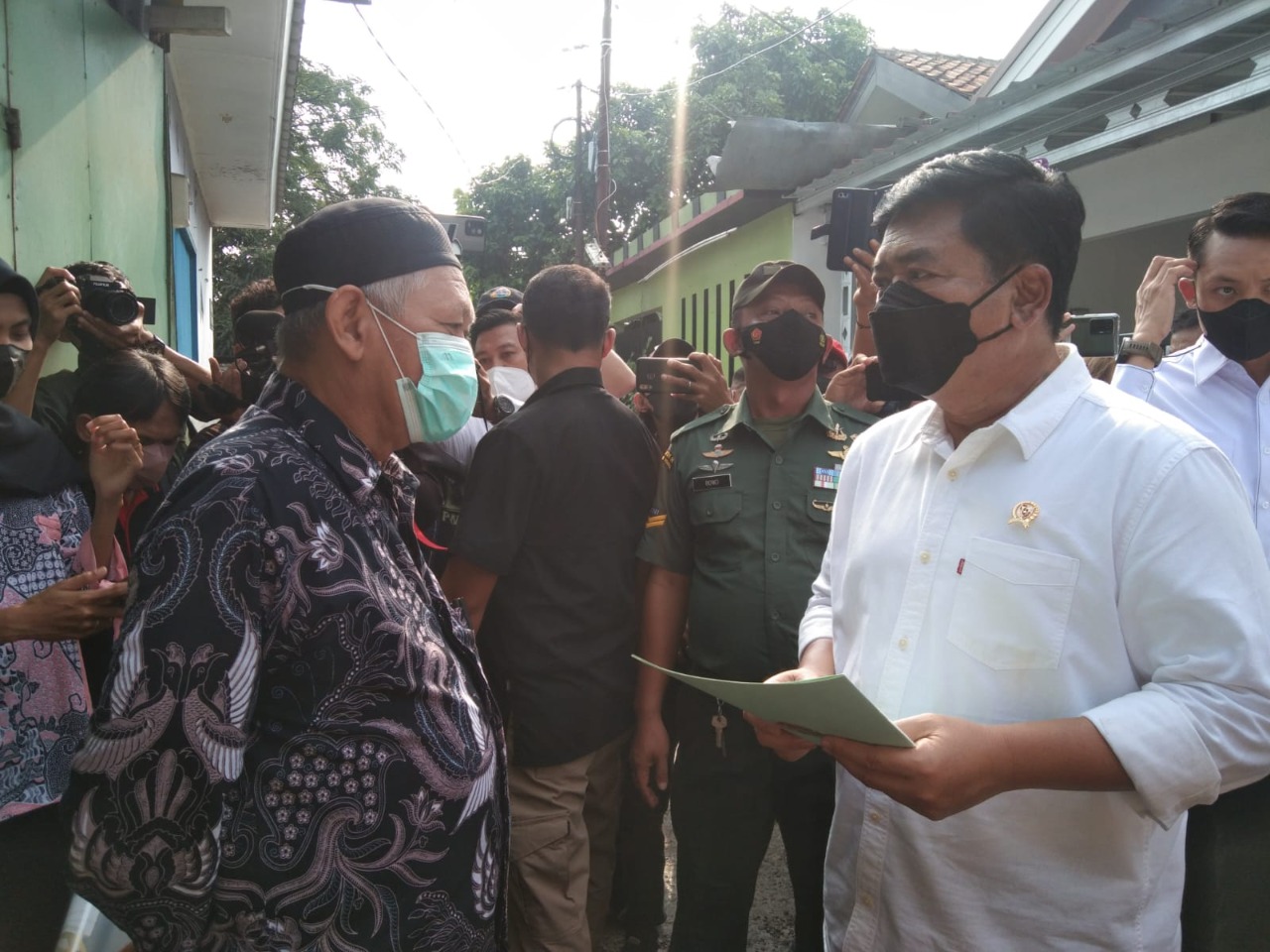 Bagikan Sertifikat Tanah di Pondok Melati, Menteri ATR/BPN Bantah Ada Pungli PTSL